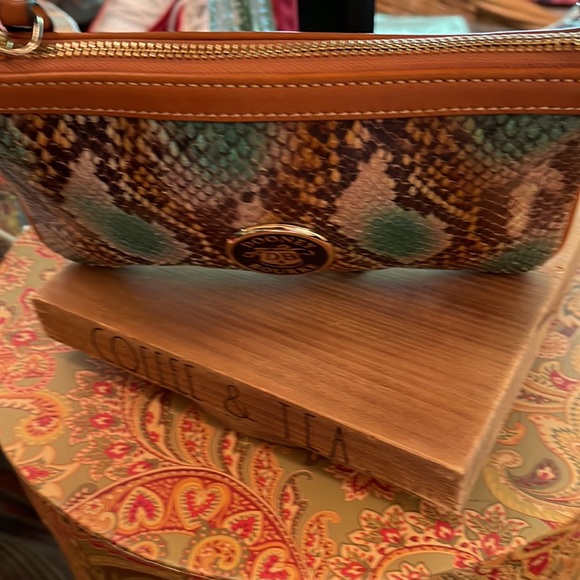 Dooney &Bourke wristlet pre owned has some flaws that are showed in pictures. - Picture 3 of 13